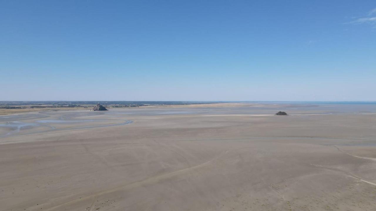 Gite De Charme "La Maison Saint-Leonard" Avec Piscine, Spa, Vue Sur Le Mont Saint-Michel Vains Exterior foto